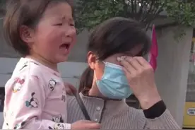 18岁哥哥奔赴军营，3岁妹妹满脸泪花，“年龄差”兄妹不忍分别图片