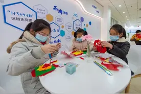 做手工、看皮影戏、编秸秆……这样体验传统文化，真有意思图片