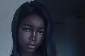 非洲最美女孩洛丽塔，因颜值太高禁止上传照片，出门需要人护送图片