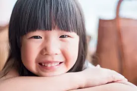 “外卖宝宝”笑容治愈网友，乐观的父母，才能教出内心强大的孩子图片
