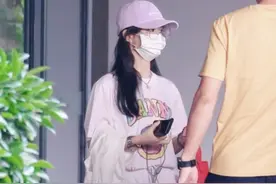 赵丽颖生图又闹笑话，膝盖骨都给磨平，被群嘲再P墙都塌图片