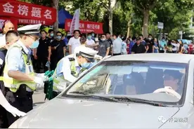 母亲把高考女儿送错考点当场痛哭，公安部：涉考车辆轻微违法警告后放行图片