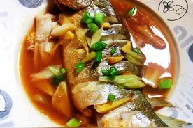 家常清蒸黄花鱼做法，不仅鲜香爽口还是下饭下酒的美味佳肴图片