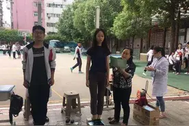 兄妹俩每天一个吃钙片，一个喝牛奶，16年后“身高”差距一目了然图片