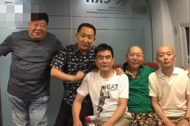 葛优与梁天李诚儒罕聚会，64岁太消瘦令人忧心，老友里独缺谢园图片