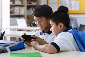 孩子们为何成了“手机控”图片