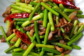 大厨这样炒蒜苔，蒜苔又绿又脆还入味，越吃越上瘾！图片