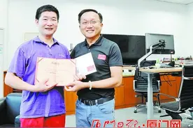 海中救起四人 热心的他获公司表彰图片