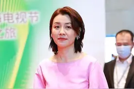 刘琳穿粉裙款式松垮，身材走样太明显，脸上皱纹丛生装什么嫩图片