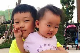 二胎家庭，兄妹组合实况图片