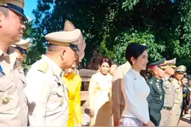 泰国贵妃诗妮娜趴地拜僧，身姿挺拔惹男军官侧目，舞姿比公主优美图片