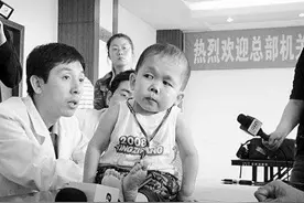 吴康:32岁男子定格1岁童颜,手掌没有常人的拇指大,有何难言之隐图片