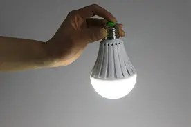 通电亮断电也亮，拿手里亮放嘴里也亮，看看神奇的灯泡什么原理？视频封面