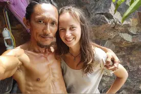 泰国“流浪汉”，住山洞蓬头垢面，多名美女却自愿陪伴，究竟为何图片