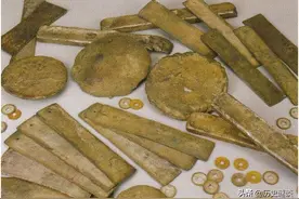 山西一农民割草，捡到一个破木箱，专家：价值1150万图片