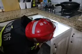 头发被烧焦！燃气管和灶台没接好，居民打火引发局部爆燃图片