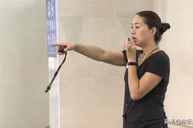 每一位游泳运动员的背后，都有教练在负重前行图片