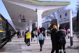 秦岭3元赏雪慢火车火了！西安出发去宝鸡，登秦岭赏雪一天能往返图片