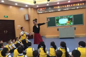 “领舞姐姐”当班主任有什么不一样图片