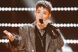 吴宇恒新造型反差拉满  创造营二公舞台《我管你》魅力十足图片