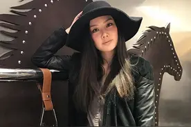 乐基儿越发丰满，小黑裤穿成无痕裤好粗壮，大圆脸显年龄感太真实图片