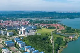 升旗！敬礼！迎面向我们走来的是——湖南理工大一萌新方阵图片