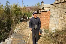 父亲拆迁得六十万找三个儿子，老大老二赶他走，老三不要还送20万图片
