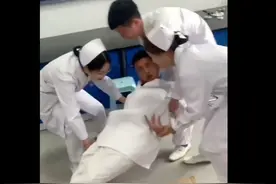 被学医耽误了的演员！医学生模仿癫痫发作，逼真程度极高图片