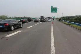 女司机驾车高速上强行变道，后车司机正好走神结果追尾图片