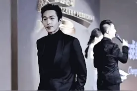 32岁张若昀暴瘦！穿黑西装贵气不输男模，网友：明星都是胖着玩图片