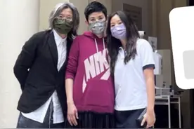 吴君如带丈夫女儿回母校，陈可辛厚底鞋抢镜，女儿身高快赶上妈妈图片