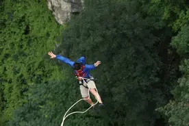 救护车待命、医护人员随行……来奥陶纪“玩命”吧图片