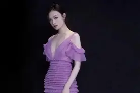 被倪妮美到！穿淡紫色蛋糕裙，像仙女！牛奶肌得发光，身材也迷人图片