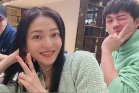 张韶涵真是童颜女神，近照哪里像39岁，和海泉胡彦斌兄妹相称图片