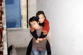 2005年，那位“背母亲上大学的男孩”，如今她怎样了？图片