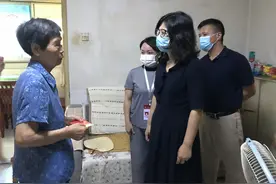 成华区政府副区长周海燕走访慰问困难残疾人图片