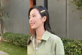 周雨彤章若楠同款，草绿灯芯绒连体裤减龄俏皮，两位美女各有韵味图片