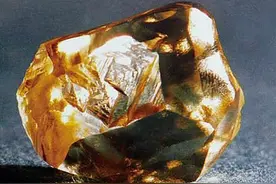 农妇田间翻出钻石，上交后奖一辆拖拉机，该钻石经确认是中国最大图片