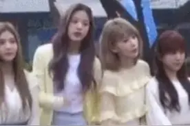 曾因霸凌传闻被喷，张元英发布会撞到队友后，一个动作尽显求生欲图片