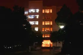 这么粗大？女生宿舍床上出现2米大蛇，它究竟是怎么爬上去的？图片