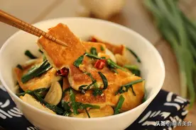 豆腐和韭菜一起炒，简单易做味道鲜，隔三差五吃一顿，次次不剩盘图片