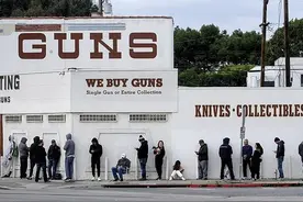 美国街头排起长龙！居民等待几小时抢购AR-15，华裔扎堆买枪防身图片