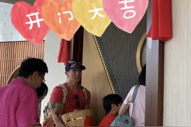 吴尊告别泳池别墅再换豪宅，放鞭炮庆祝乔迁之喜，仪式感满满图片