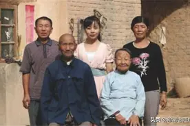 王二妮全家照，妹妹比她更漂亮，父母朴实厚道，老公高大帅气图片