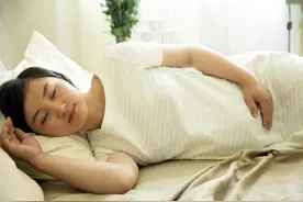 孕中期以后，如果孕妇睡觉经常翻身，胎儿可能要吃三种“苦头”图片