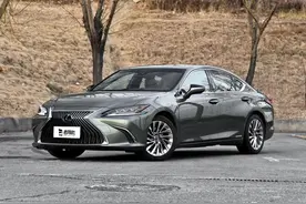 日系豪华中级车，空间又大又舒服，还省油，实拍雷克萨斯ES图片