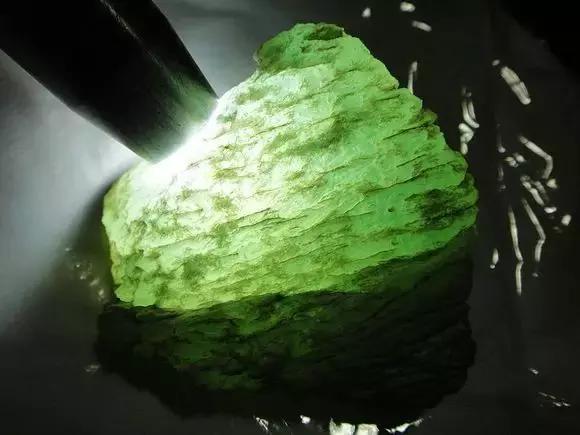 天然黄焦胶花水晶 2026年黄胶花水晶是什么