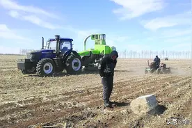 齐齐哈尔市龙江县龙兴镇大湾村引进秸秆粉碎打捆机助春耕图片