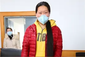 今天，她剪去了一米长的辫子……图片