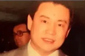 他，靠岳母资助成亿万富豪，妻子被气离婚去世，60岁坐轮椅，为啥图片